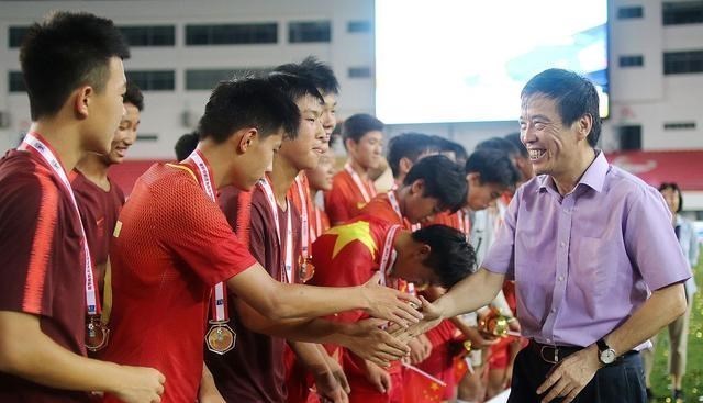 憨爸爸育儿|3日中超上演冠军对话，裁判又双叒搞事情？最强保送冠军将出炉