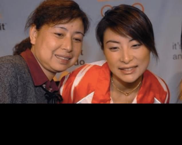 郭晶晶|郭晶晶妈妈与婆婆罕见聚首，一个像女干部，一个像名门阔太