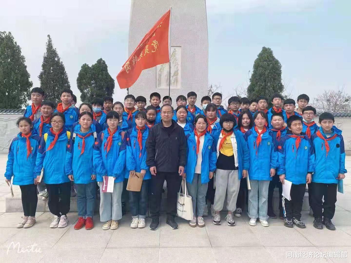 河南经济论坛编辑部 远足研学缅英烈  最美人间四月天——孟州市赵和乡东小仇中学开展“寻找红色记忆 探访美丽乡村”研学活动