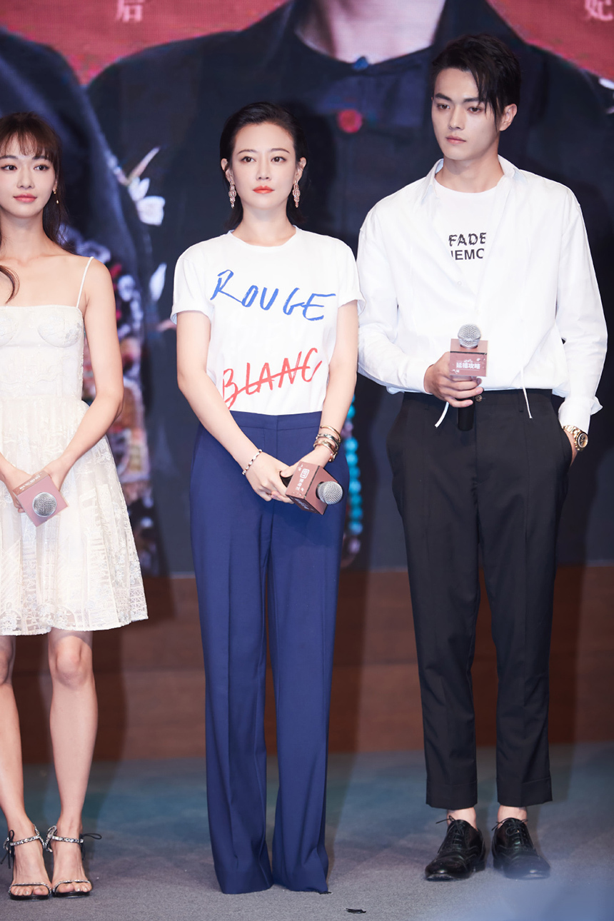 连衣裙|我被谭卓的“饱满”身材迷住了，穿红色吊带连衣裙真馋人，女神！