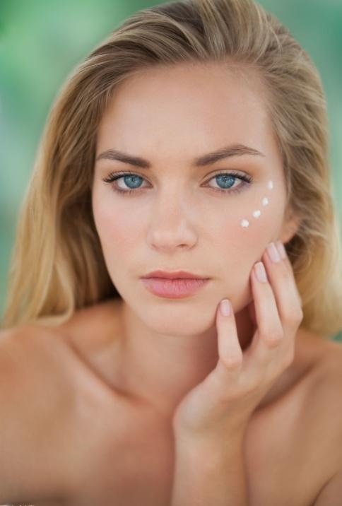 巫马玉龙 涂眼霜的四种错误方法,第四点大家经常犯,你是否也踩雷了呢?