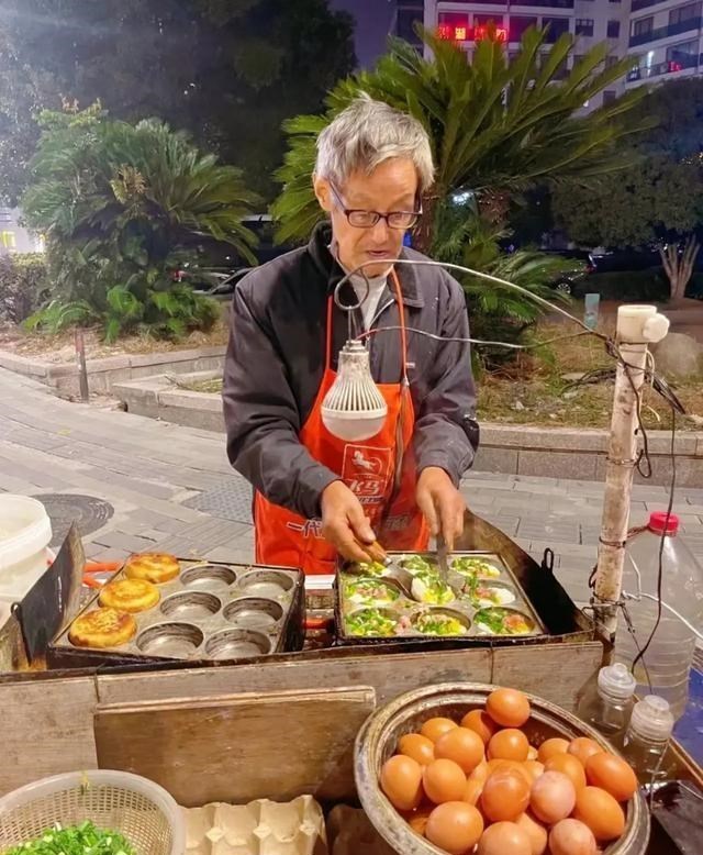 清浅微笑的我|寒冷夜晚，嘉兴中山路十字路口，一位年过七旬的白发老者还在摆摊