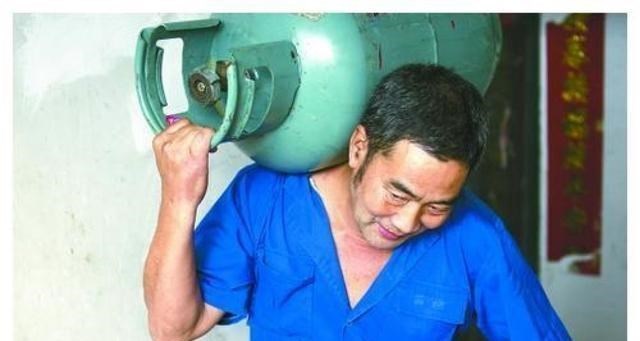 轻语妈妈|老汉吃苦打工16年，将弃婴供成博士，生父母却赶来认亲结果如何？