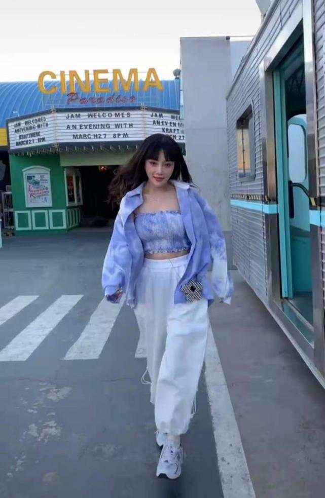 李小璐|李小璐好妈妈人设崩塌，与小鲜肉深夜约会，男方故意露脸曝光颜值