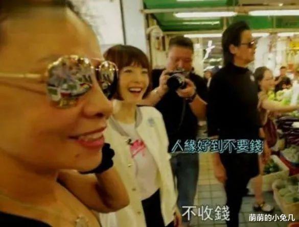 周润发|65岁周润发满头白发，吃路边摊，捐56亿后，晚年生活变化巨大