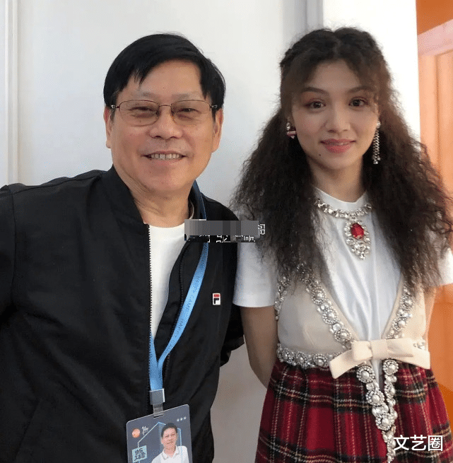 迪丽热巴|26位当红女星未修图曝光，与同一位工作人员合影，热巴惊艳赵丽颖温柔