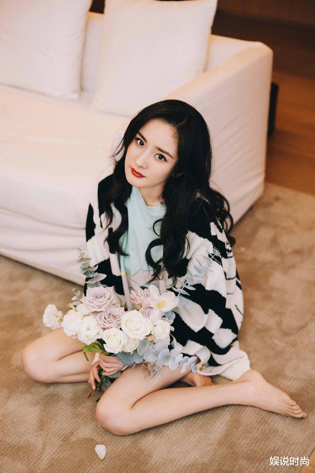 杨幂|杨幂居家服穿出精致和霸气，冬日演绎的温柔，少女感十足