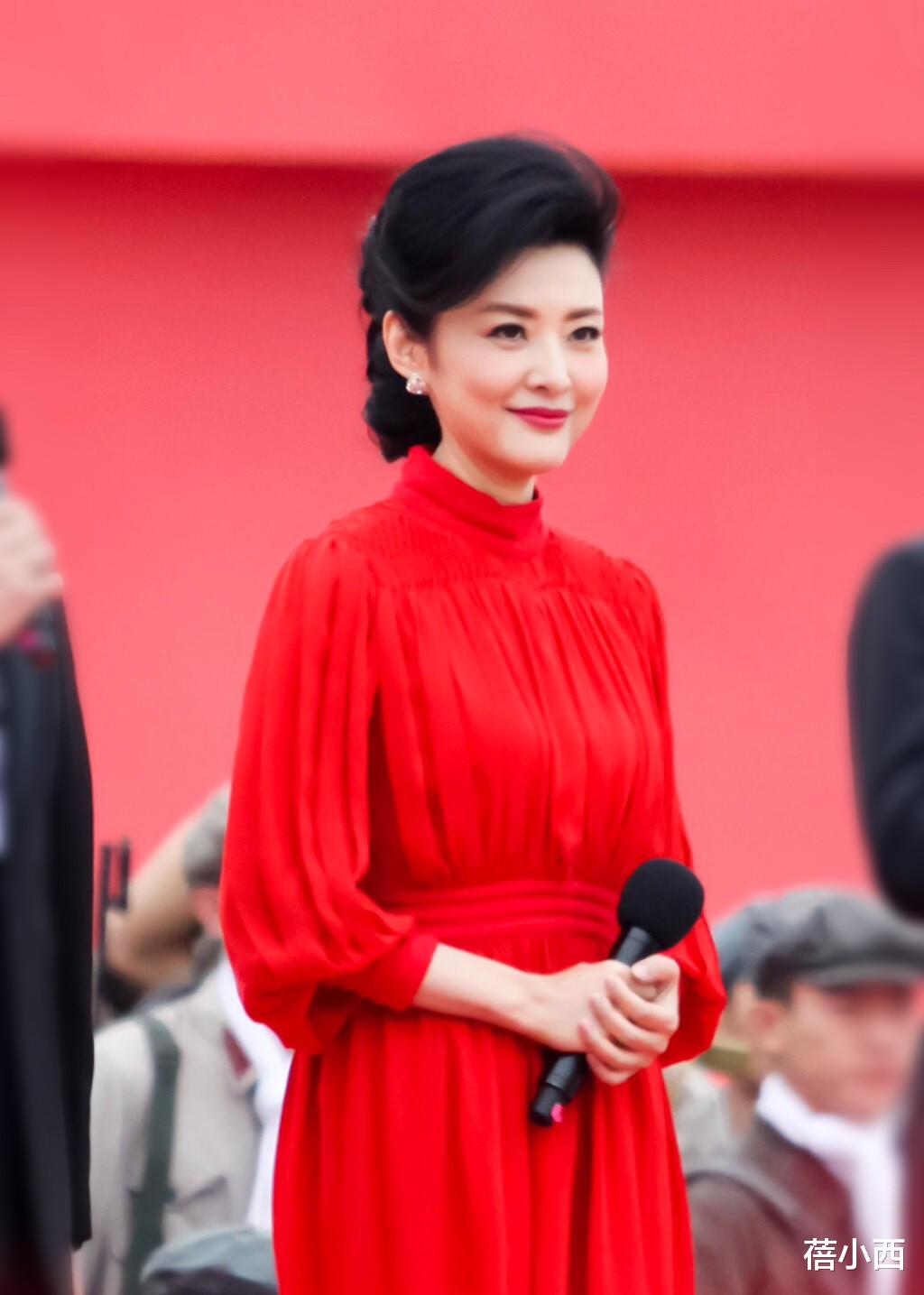 蓓小西|周涛气质独特又一绝，穿红色连衣裙展现优越气质，薄纱裙仙气飘飘