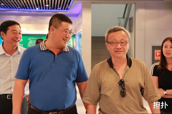 坐拥6千多个停车位,一年可以收租3亿多,可惜却一分钱都不能花