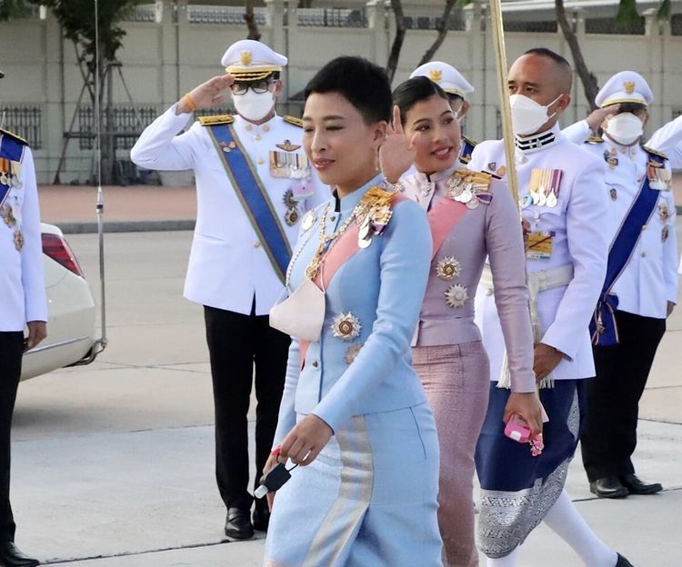 全球时尚风行 诗妮娜颜值走下坡路了？穿森林绿亮相气色不如王后，苏提达好得意