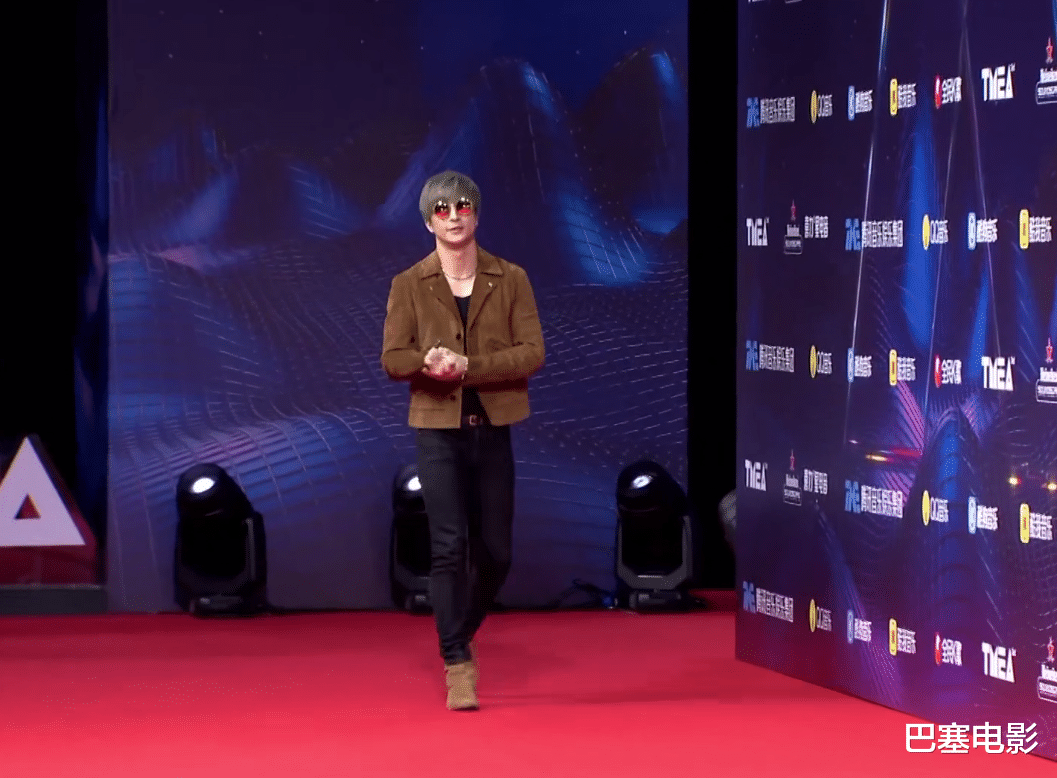 杨紫|又一场红毯，明星比赛丐帮时尚，蔡徐坤颓、周杰伦胖，他又土又丑