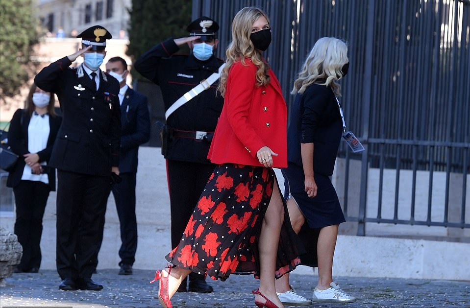 全球时尚风行 英国第一夫人成G20时尚黑马!穿500块的Zara上衣,印花裙是租来的