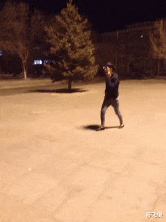 陈飞俊|爆笑动态图：女友公司聚餐，半夜不回家还让我去网吧，是不有猫腻？
