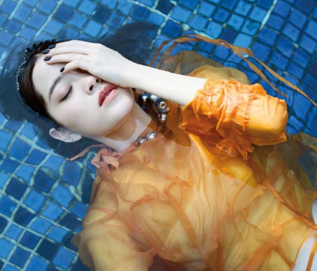 欧阳娜娜|欧阳娜娜上演“湿身诱惑”？穿薄纱衣下水时，连内搭都看得清楚