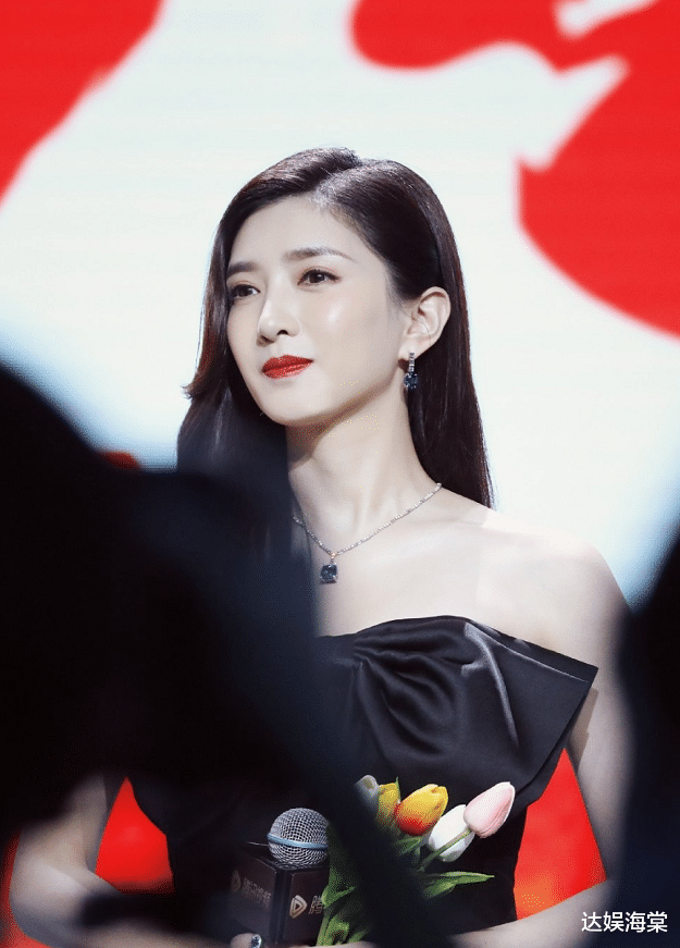 胡歌|胡歌否认和薛佳凝复合，江疏影晒美照暗示想结婚，网友：复合算了