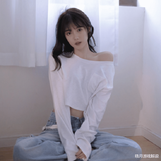 rookie|LPL女主持小钰晒写真照，小蛮腰酸倒一众女生，粉丝喊话rookie