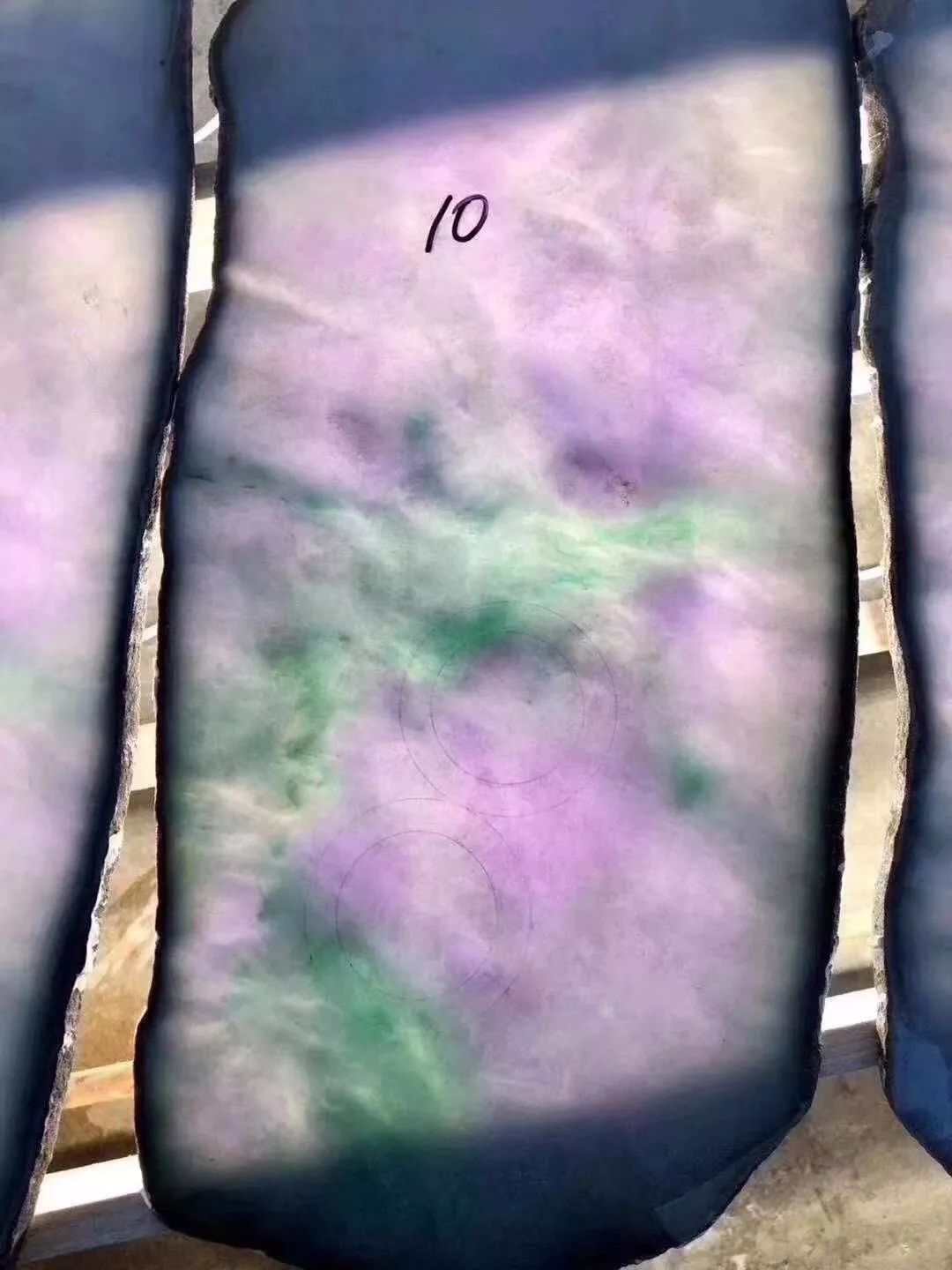 翡翠|117公斤大翡翠原石，切出28片春带彩片料，铺了一地，大涨！