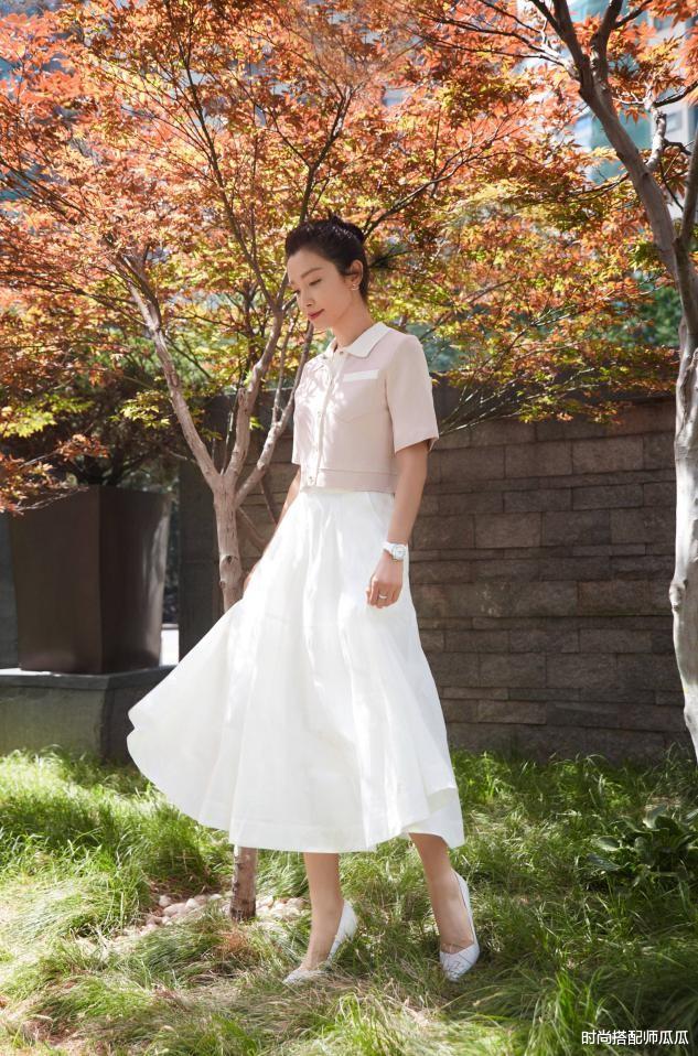 时尚搭配师瓜瓜|被李冰冰惊艳了，挑战爆炸头拍古典大片，“电影脸”自带高级感