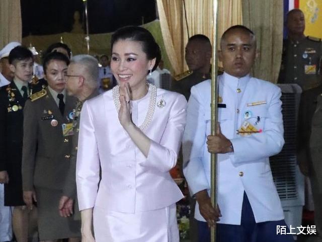 白蛇2|泰王晒出同框照：西拉米流露忧郁，苏提达泰然自若，诗妮娜最得意