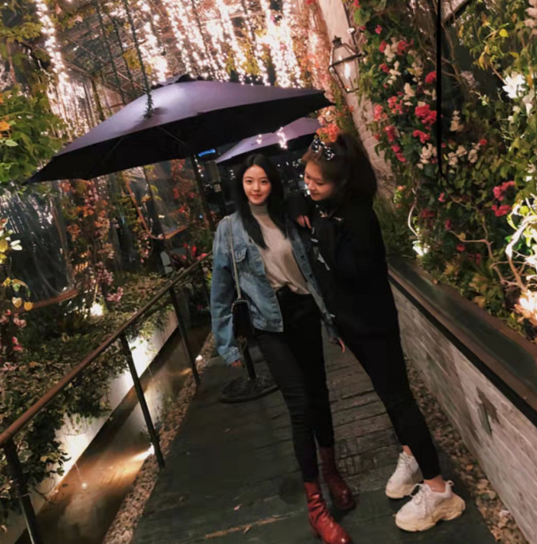 时尚风行派 华谊千金王文也首上综艺太高调！才23岁就当导演，穿黑T比明星美