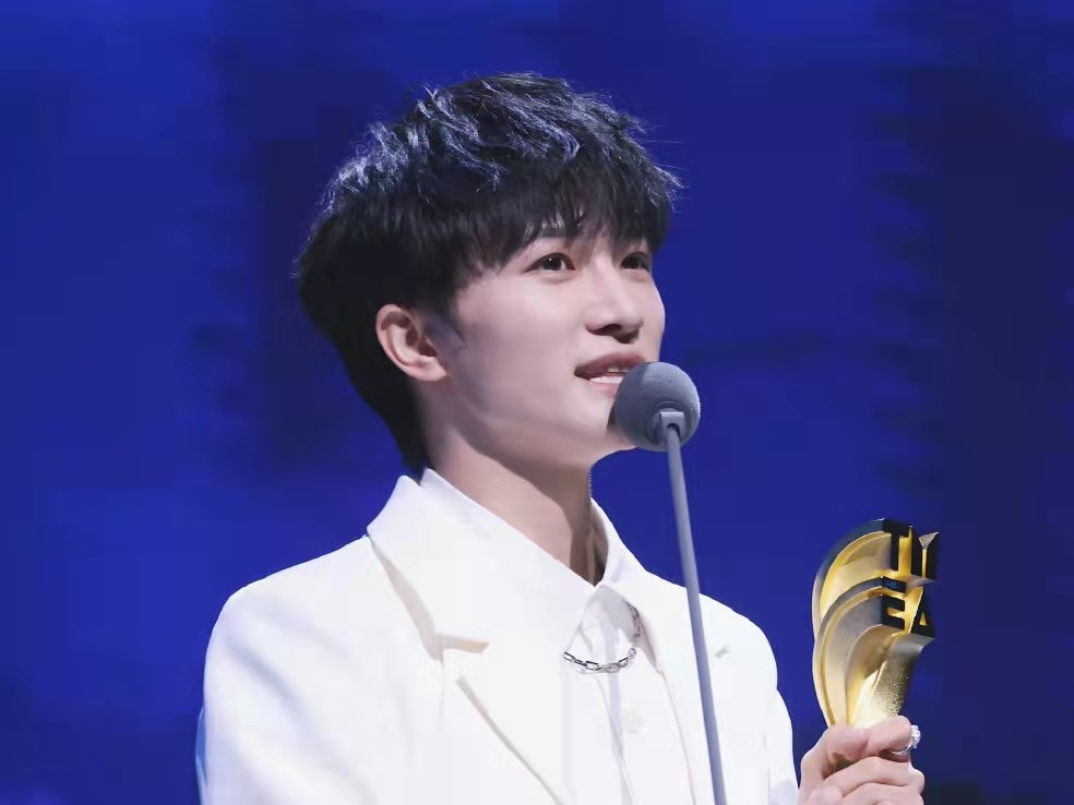 周深|星光璀璨！周深刘雨昕刘宇乐华新女团NAME亮相TMEA年度盛典