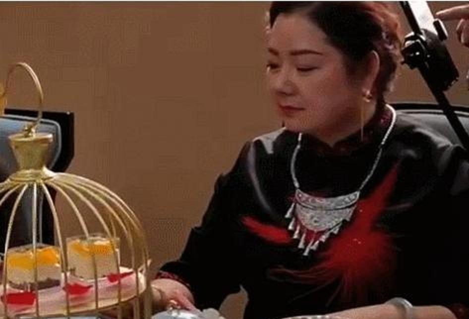 杨丽萍|“杨丽萍式吃饭”再被热议，只吃玫瑰花和水果，精致还是活受罪？