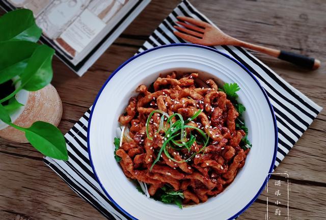 袁建明聊育儿|京酱肉丝的家常做法，不用炒酱，肉丝色泽红亮酱香浓郁