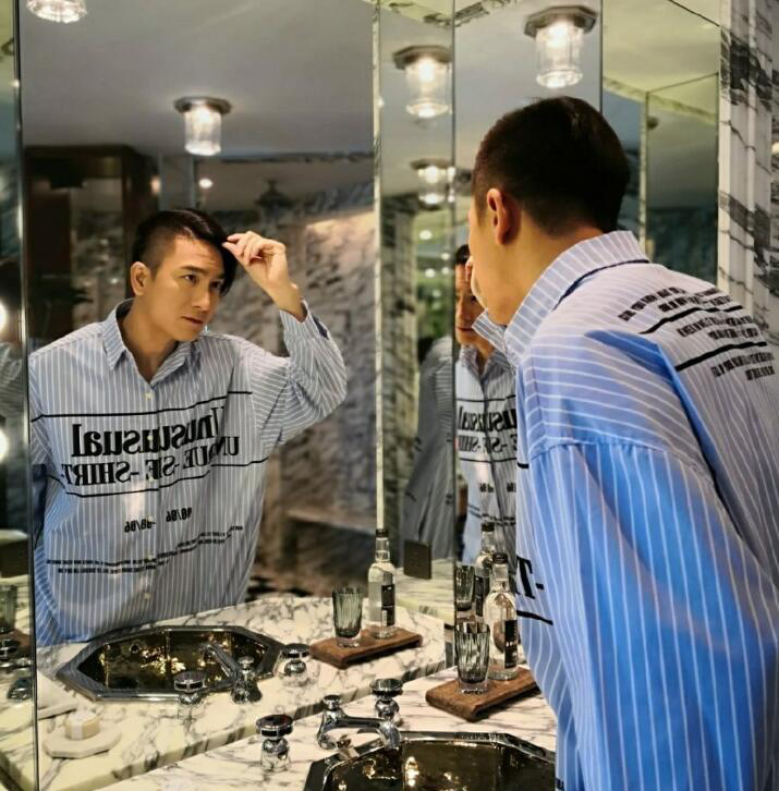 十万个家居为什么|走进马国明在香港的家,墙面还是水泥状态,生活中的他也太乖了