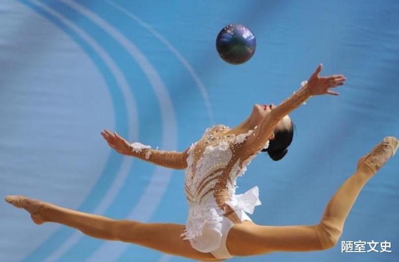 张豆豆|张豆豆凭挺胸照爆红后，因发育太快被迫退役，为当教练拒入娱乐圈