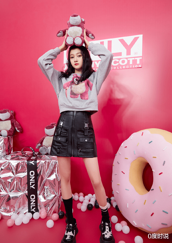 关晓彤|关晓彤活动生图被疯传，坐下后腿都快溢出屏幕，全网羡慕鹿晗