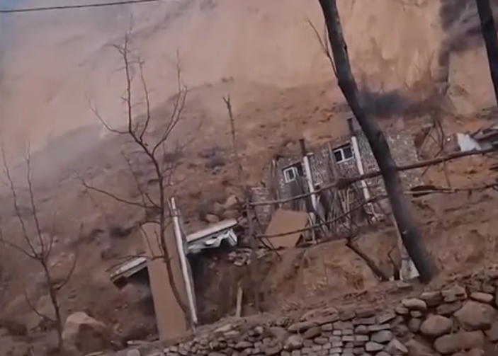 焰冰聊生活 山西晋中一村庄突发山体滑坡，房屋瞬间被吞没，数百只牲畜被埋