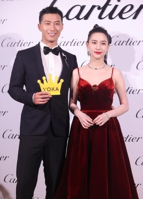 何超莲|何超莲与窦骁同框幸福甜蜜，枣红色丝绒裙高贵典雅，真是一对璧人