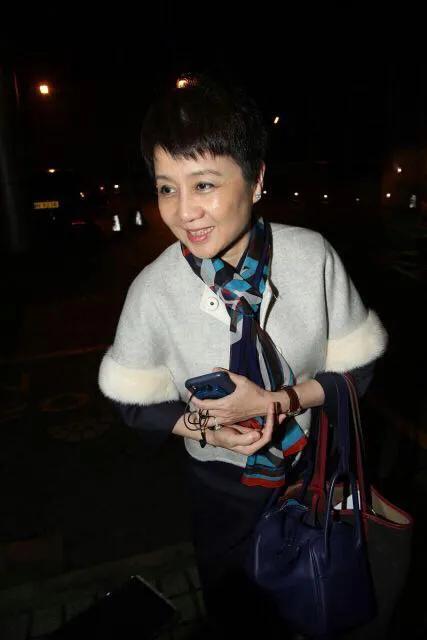 奚梦瑶|奚梦瑶官宣二胎后首亮相，孕肚微隆孕味十足，表示以后家里更热闹