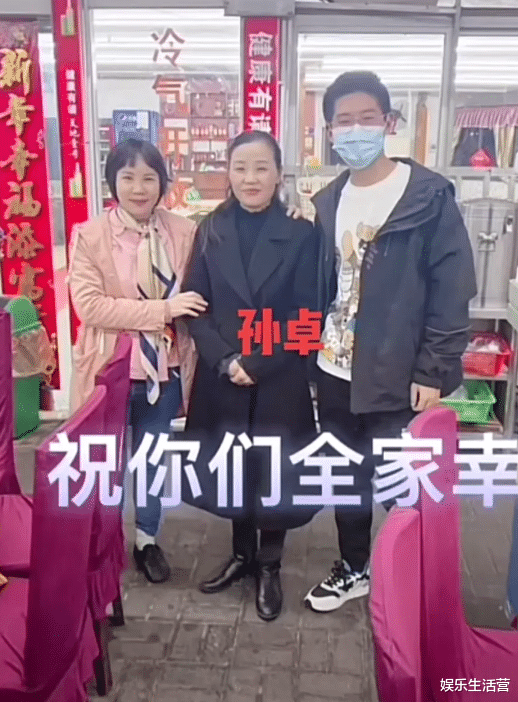 跨年|令人心疼！孙妈妈带孙卓吃跨年火锅，头发太长妈妈却不敢给他理发