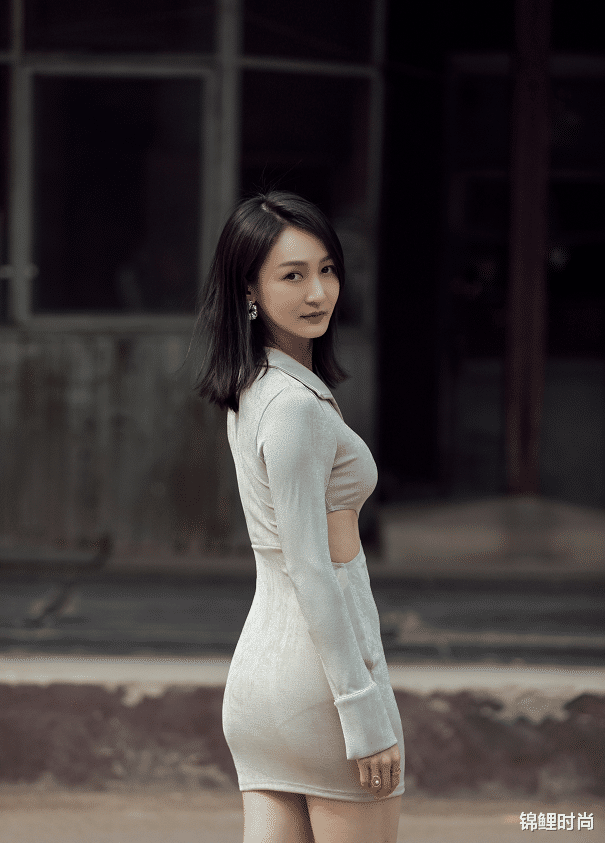 锦鲤时尚|乒乓名将王皓的妻子名媛气质足,穿吊带显身姿,真不怕老公吃醋