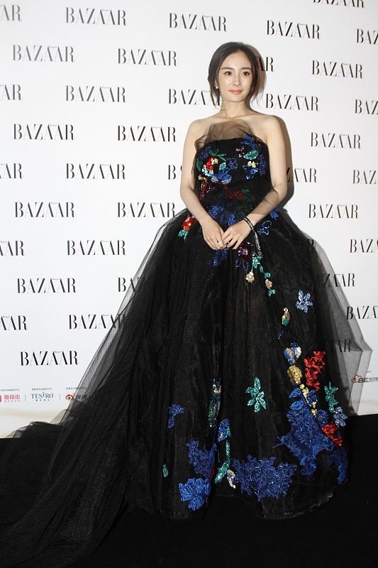 姐姐|杨幂风格真的没怎么变，早年身穿抹胸裙也是妩媚撩人，气质真好