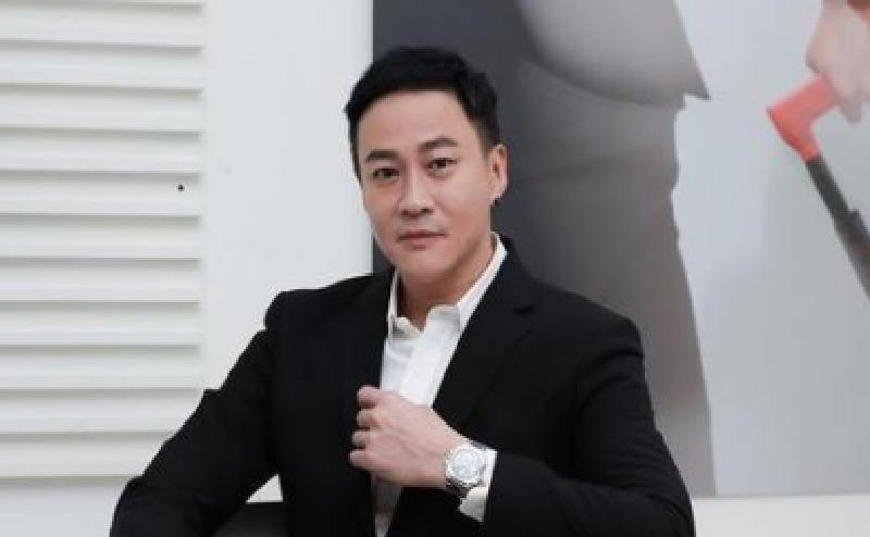 何润东|何润东晒出与美娇妻合影，坦言想让38岁老婆怀孕，网友纷纷鼓励