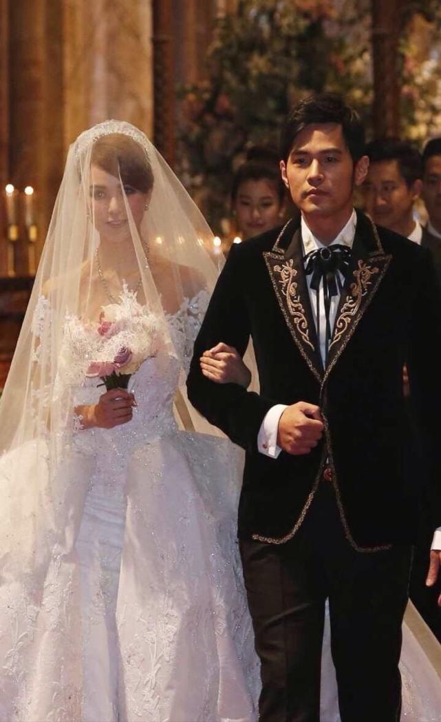 演唱会|周杰伦6岁女儿坐豪车赴考！一头金发十分炫酷，豪车被曝六千万