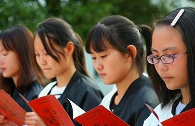 雪落无尘谈|师范院校毕业的大学生，找工作时并不轻松，想直接当老师可能很难