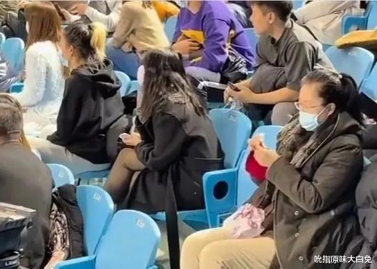 易建联|易建联恢复几层了？杜锋差点被翻盘，谁注意到观众席上漂亮阿姨了
