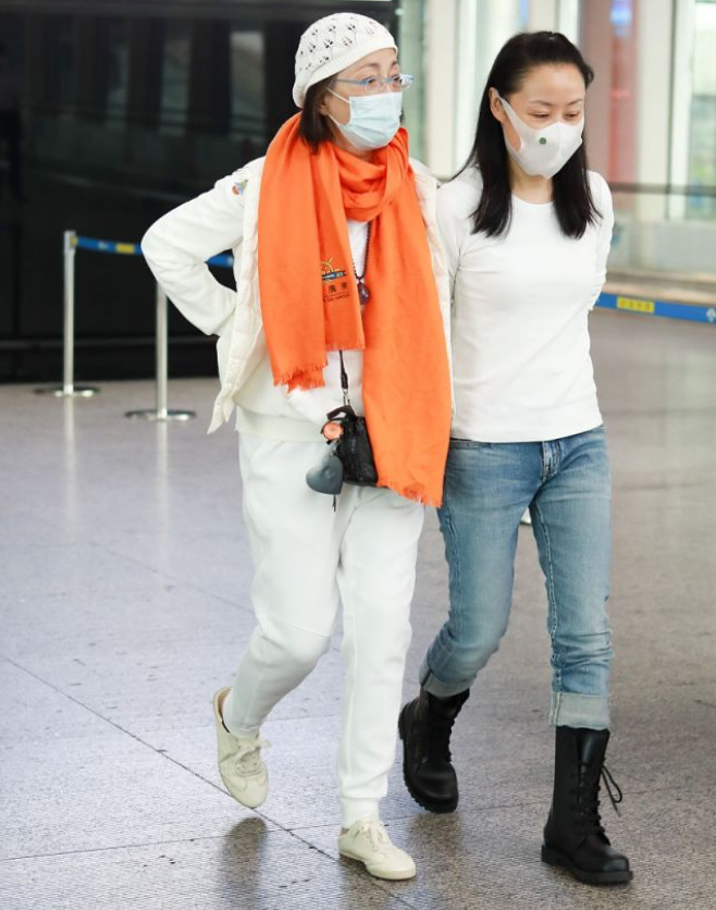 潮流新风 58岁苑琼丹越老越时髦!一身白巧搭橘色围巾点亮,比00后还新潮