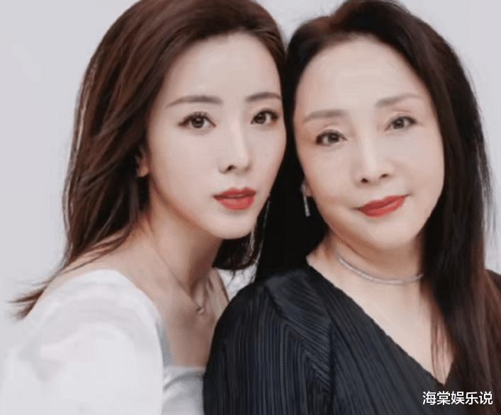 叶罗丽|李思思10月9日晒与妈妈的合照，母女2人神似，妈妈年轻时是大美人