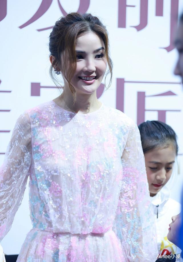 阿Sa|一点看不出蔡卓妍39了,薄纱裙配蓝粉亮片好轻柔,苹果肌饱满充实