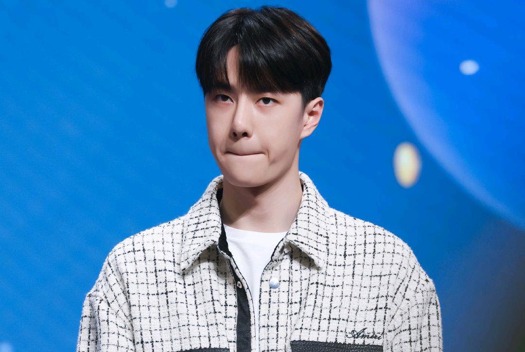 王一博|王一博白色软呢格子衫亮相，现场抽盲盒，却被问得一脸懵