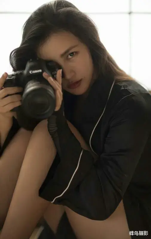 蝴蝶|陈漫为某奢侈品牌设计的海报引热议，被指恶意丑化亚裔？恐怖片？