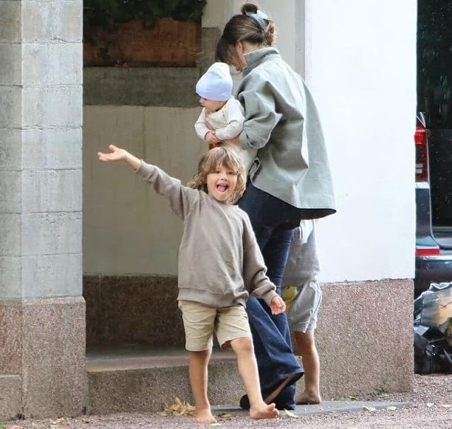 全球时尚风行|瑞典辣模王妃新照曝光！拖地喇叭裤太累赘，4个月大的小王子萌翻