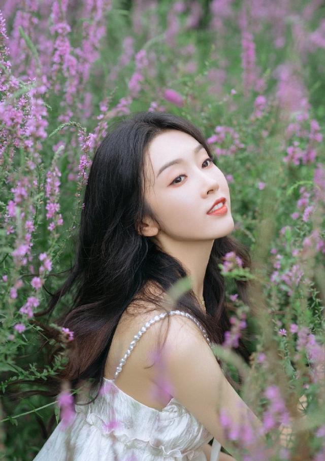 化妆师 为何给明星上妆，化妆师用“粉底刷”较多？看到妆效后恍然明白了
