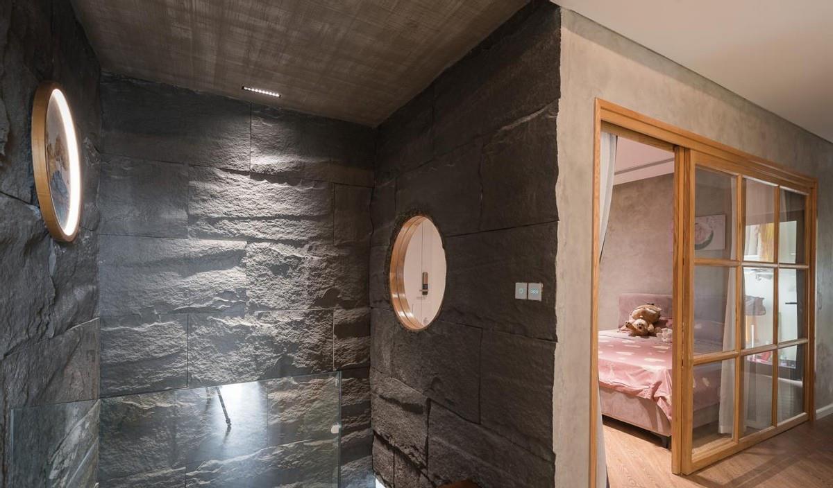 浴缸挪到阳台,楼梯下打造景观,180平顶楼复式,住着不输别墅!