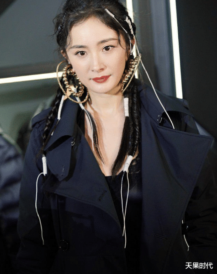 天果时代|杨幂真敢穿，风衣里面搭睡裙韵味十足，夸张的耳环和脸差不多大