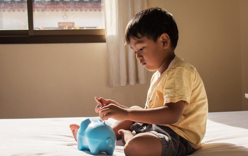 歪妈亲子故事|“把他抓起来!”孩子偷100元被父母揪进派出所,7亿网友围观争吵